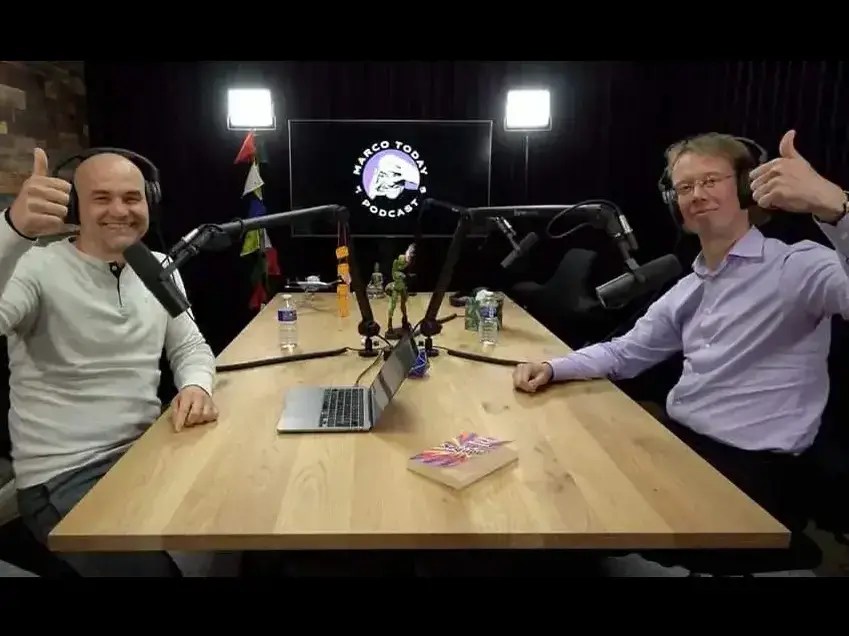 Marco Hanegraaff en Frans van Hilten in de studio van videopodcast MarcoToday in november 2021
